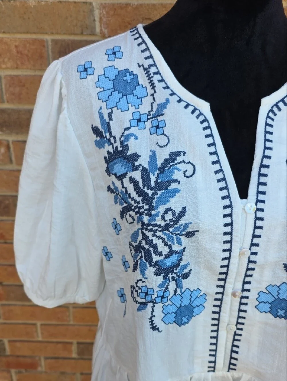 Solitaire By Anthropologie White Blouse with Blue Floral Embroidery Size XL
